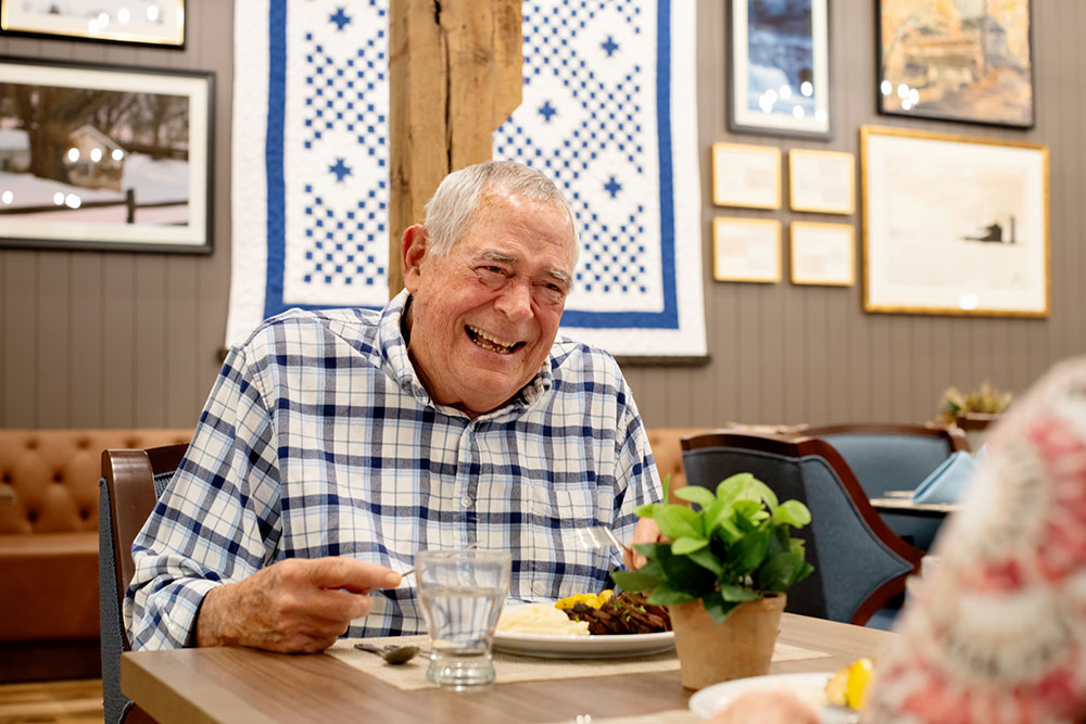 Signature-Experiences-Image Resident dining at Bellingham at West Chester
